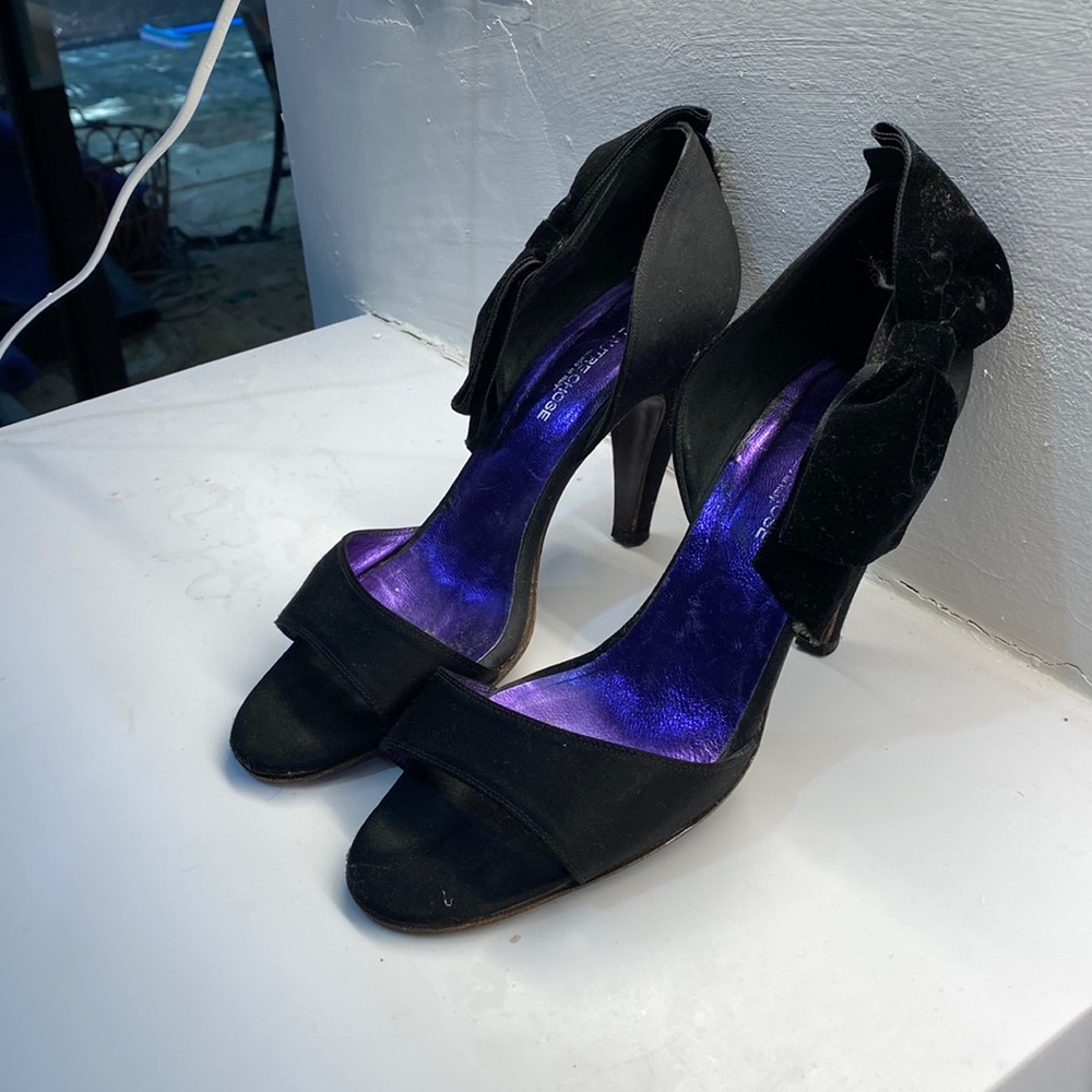 Black shoes with velvet bow open toe